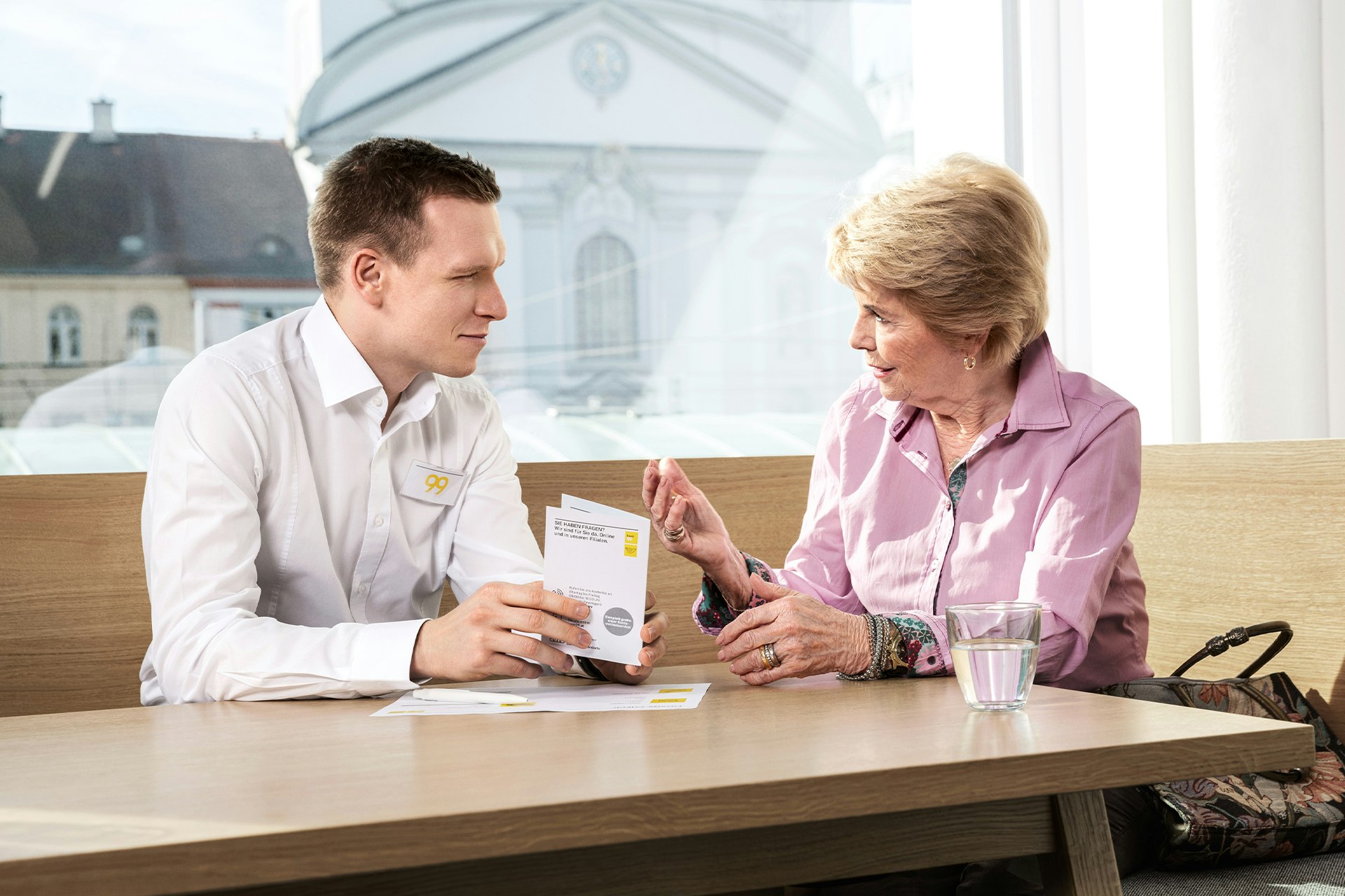 Ein Beratungsgespräch rund ums Thema Investitionsmöglichkeiten.