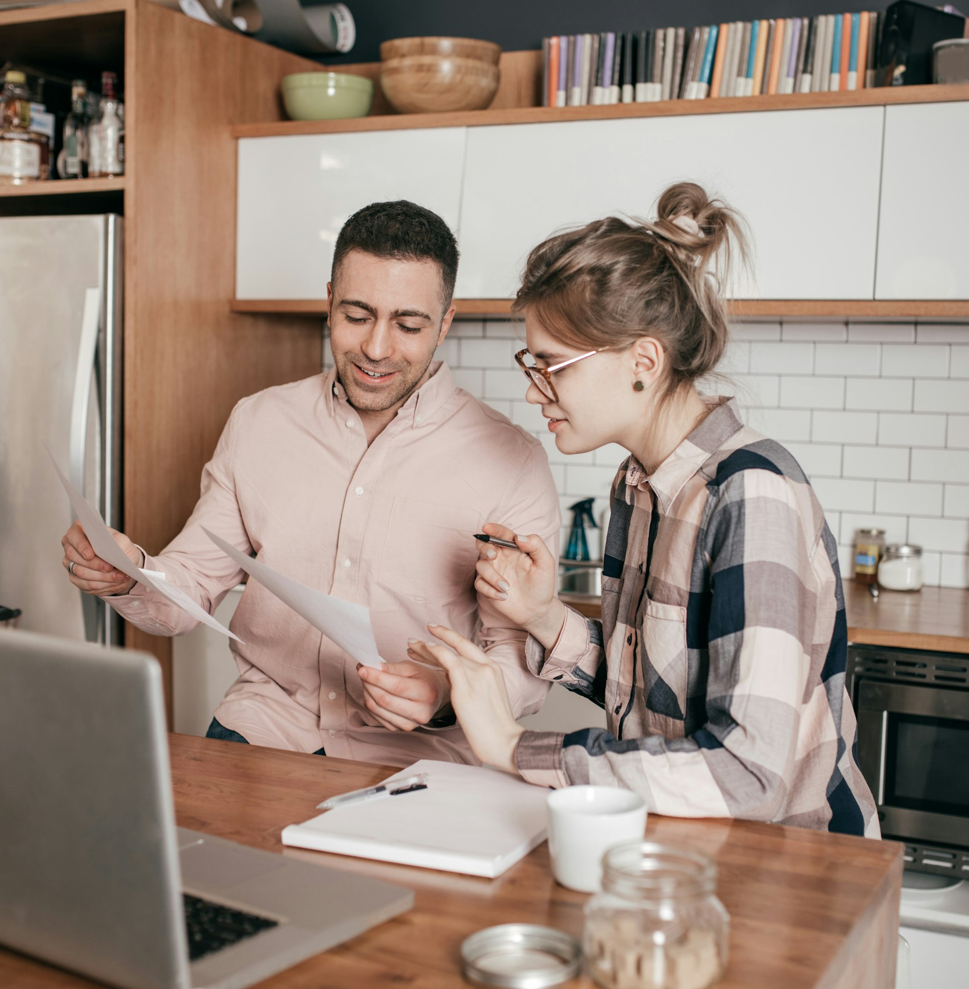 Ein junges Paar sitzt zusammen und macht sich Gedanken über die Sparform des ETFs.