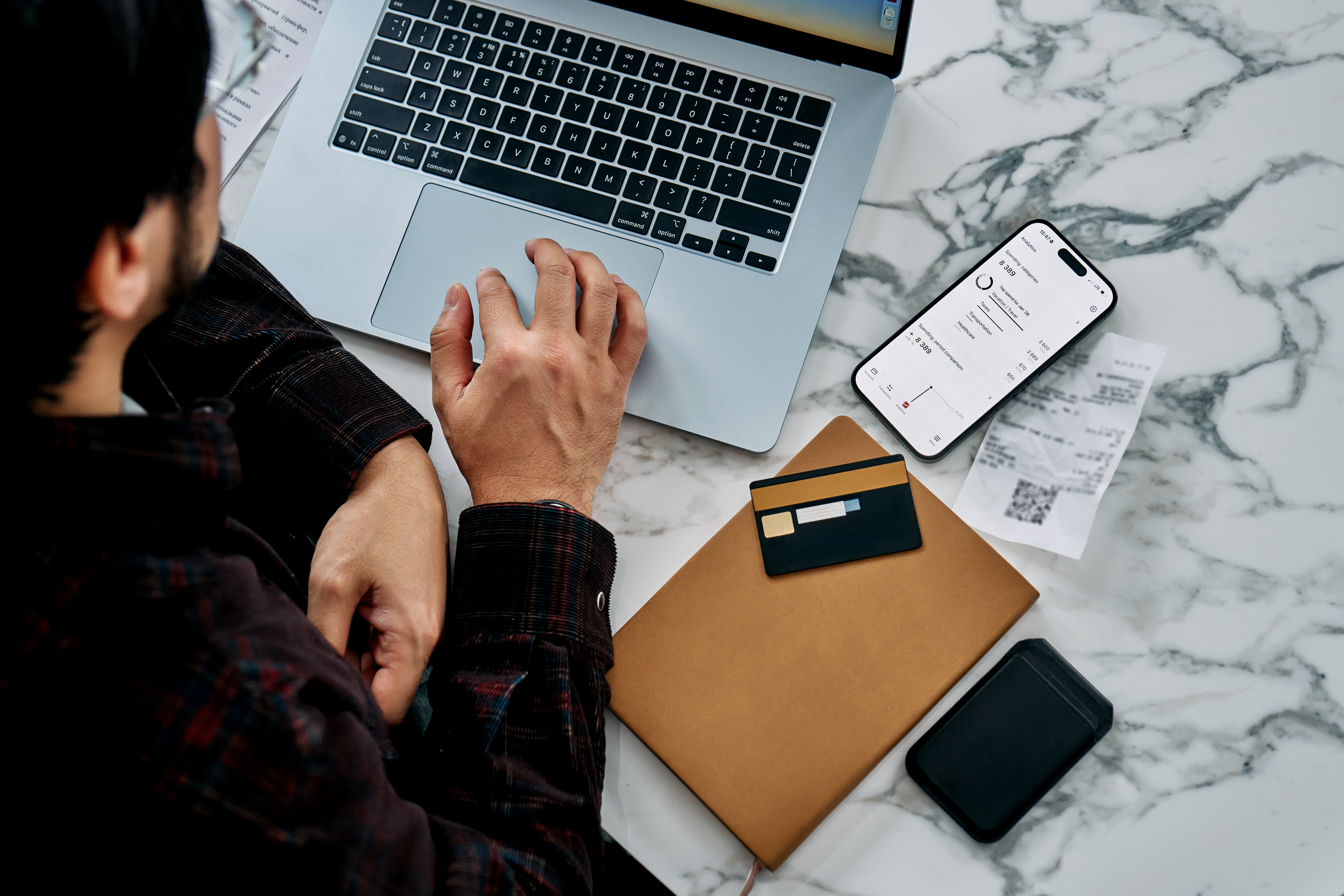 Person, die das Familienbudget und die Finanzen online zu Hause verwaltet