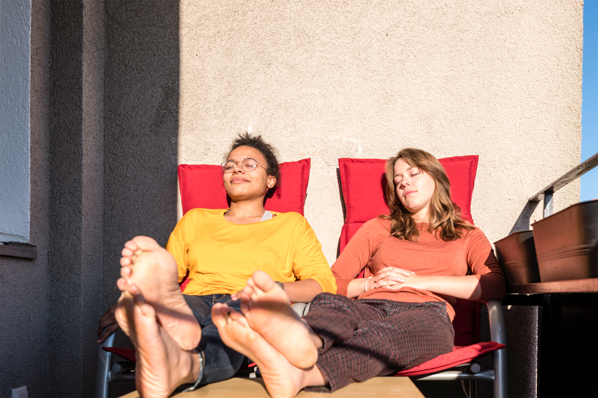 Zwei junge Frauen genießen Sonne auf Balkonien