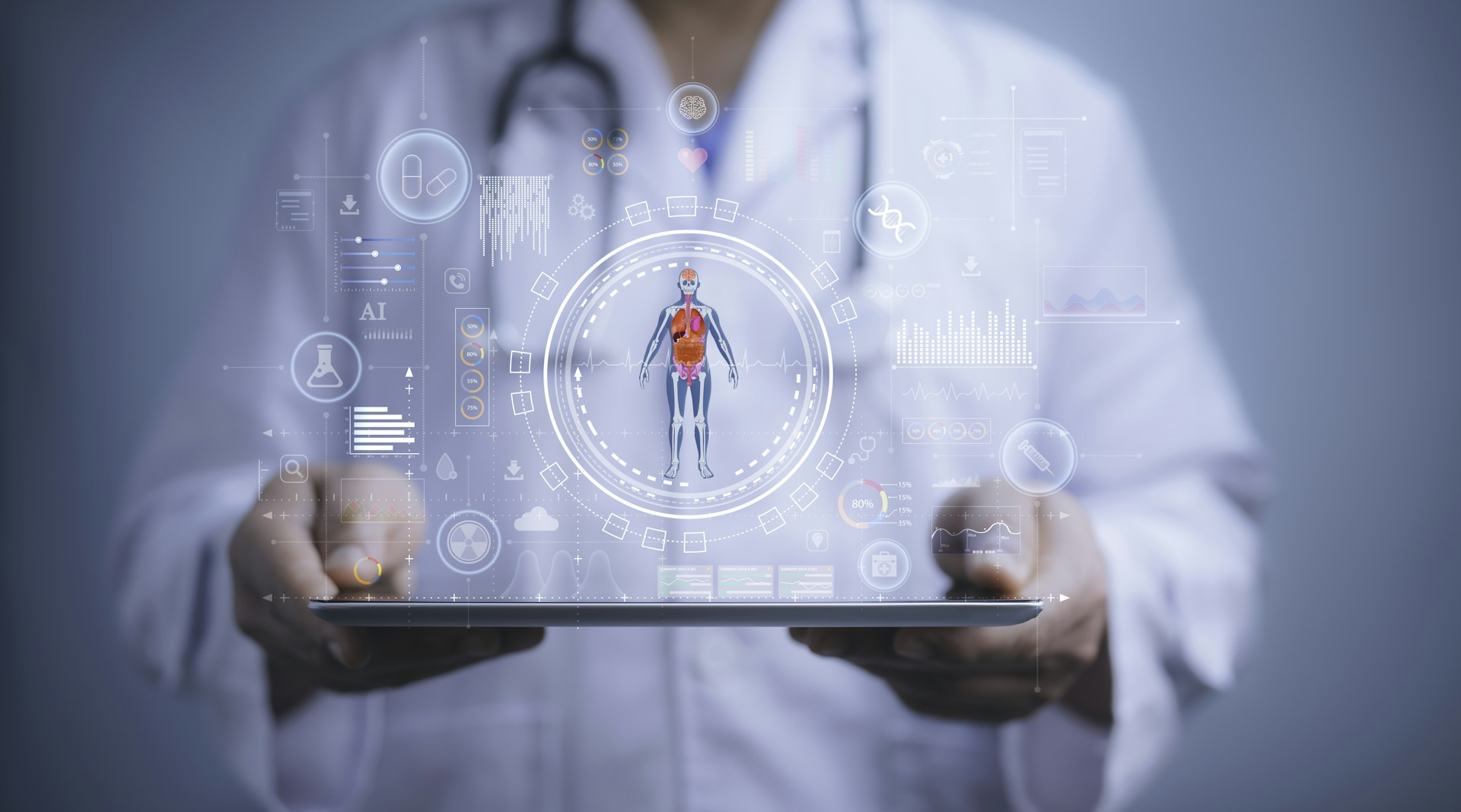 Eine Person im weißen Kittel hält ein Tablet, auf dem ein menschlicher Körper zu sehen ist – eine Anspielung auf die Gesundheitsfonds, die von der Bank99 angeboten werden.