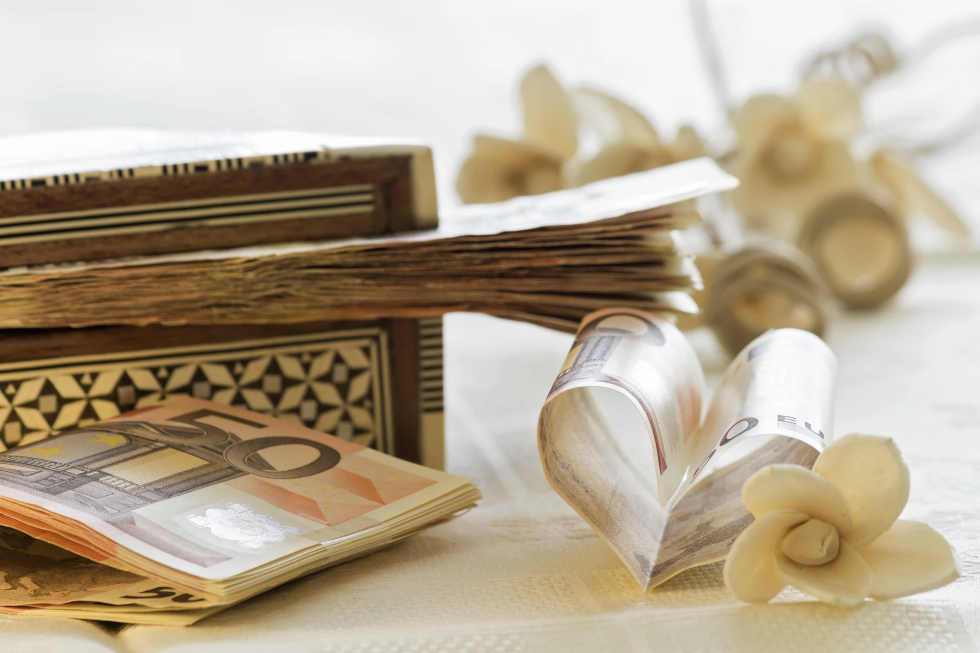 Geschenkbox mit €50‑Geldscheinen und Blumenstrauß als Geldgeschenk zur Hochzeit