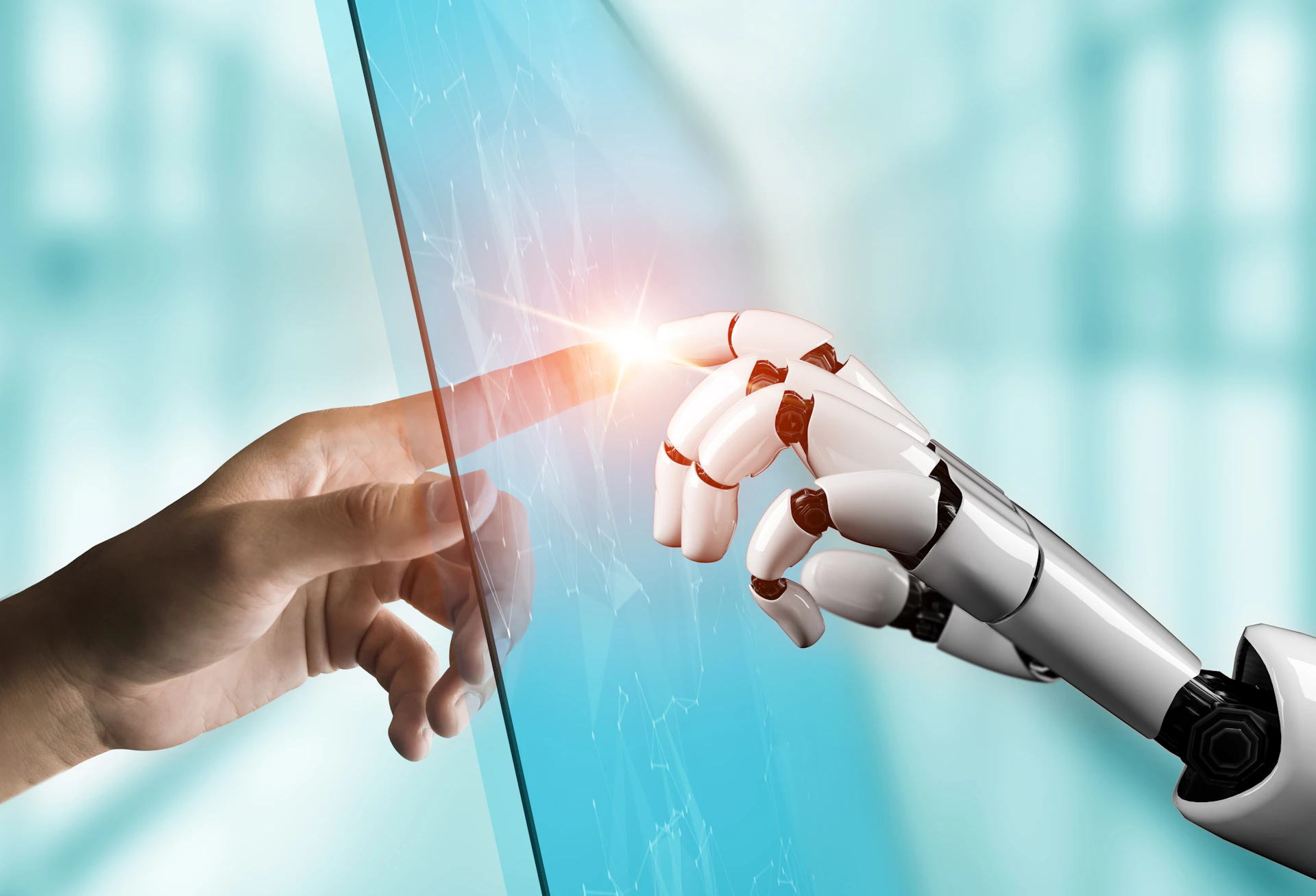 Menschliche Hand und Roboterhand treffen sich durch eine Glasscheibe, Symbol für Zusammenarbeit von Mensch und KI im Banken Sektor