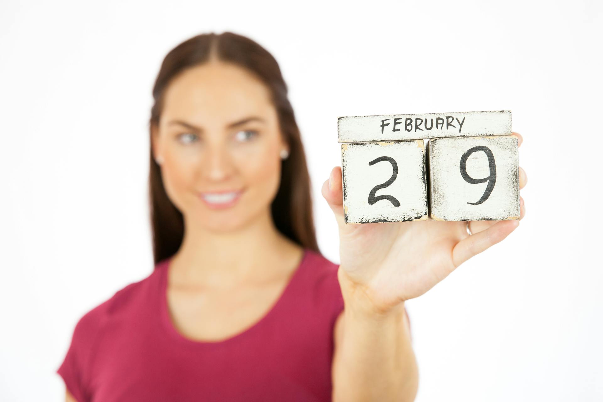 Eine Frau hält einen Kalender, auf dem der 29. Februar markiert ist – ein Hinweis auf ein Schaltjahr.