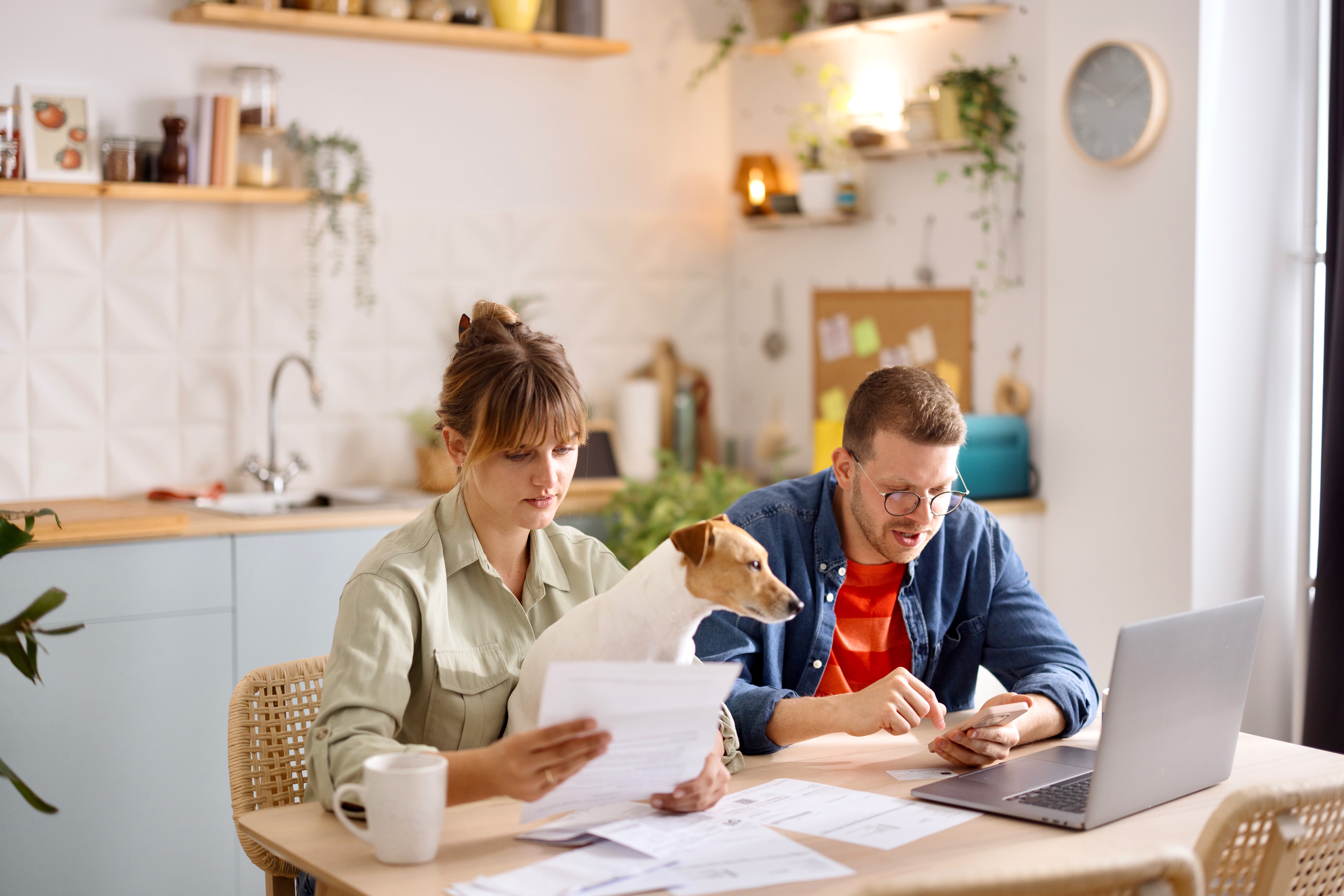 Mann und Frau planen gemeinsam ihre Finanzen am Laptop.
