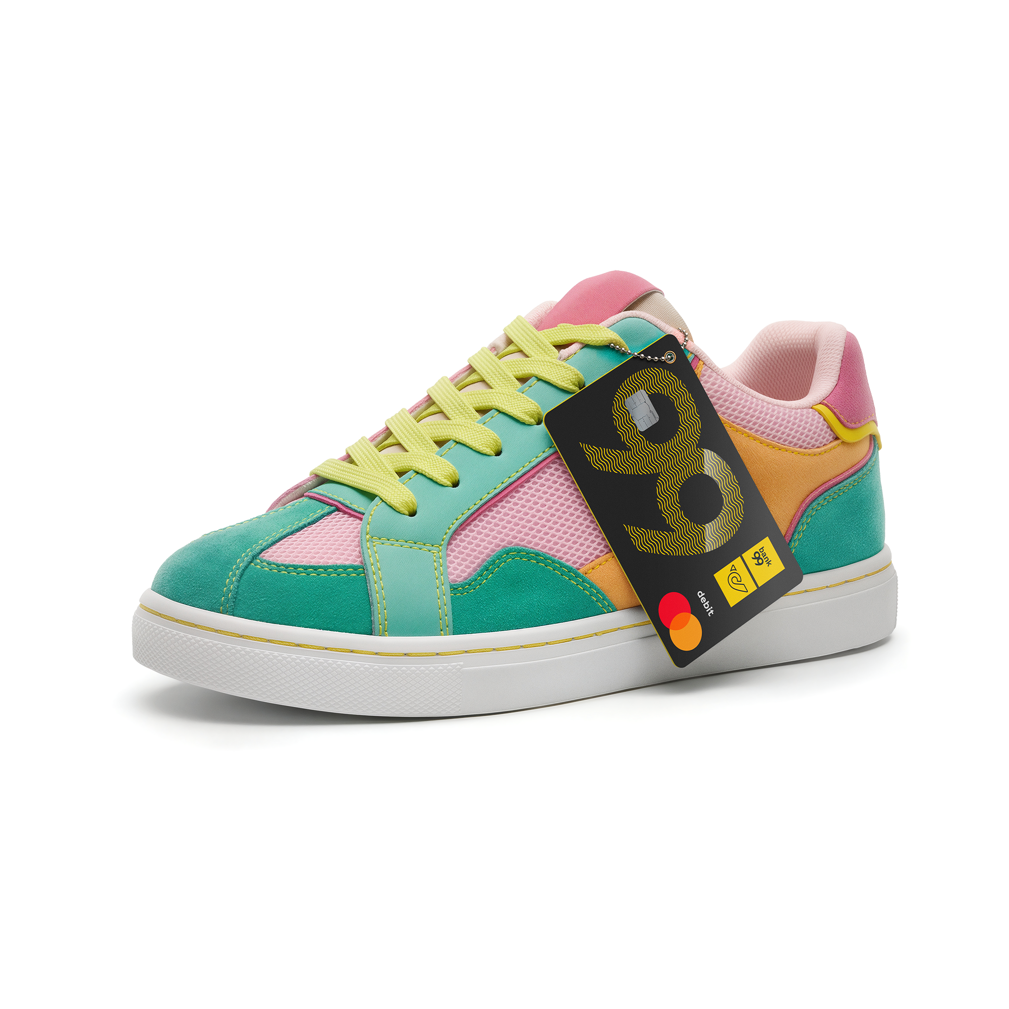 Bunter Sneaker mit Schnürsenkeln, an dem eine schwarze bank99 Debitkarte befestigt ist.
